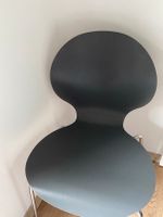 grauer Stuhl aus Holz Süd - Niederrad Vorschau