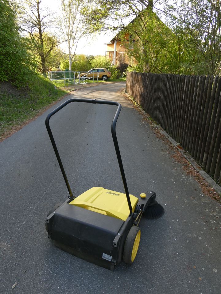 Kärcher Handkehrmaschine mit Seitenbesen S750 in Radeberg