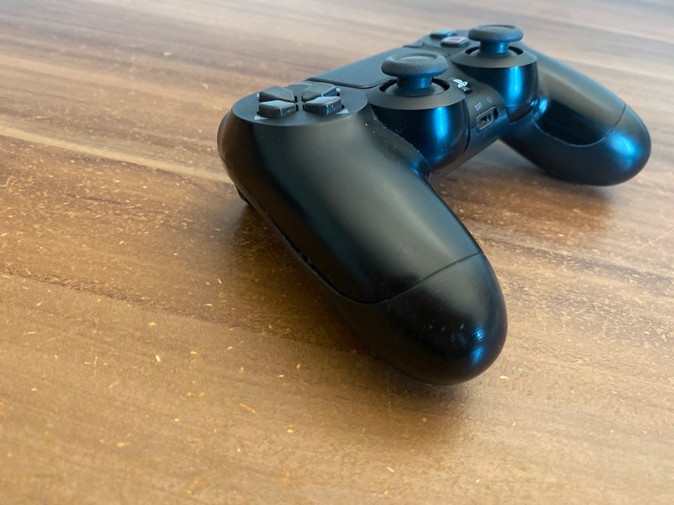 PlayStation 4 normal mit DualShock Controller in Nauheim