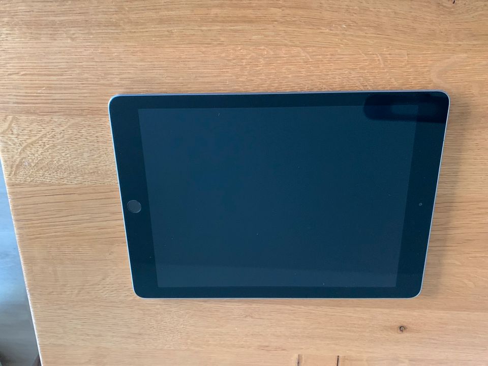 Apple iPad 32GB, spacegrau in Gutenzell-Hürbel