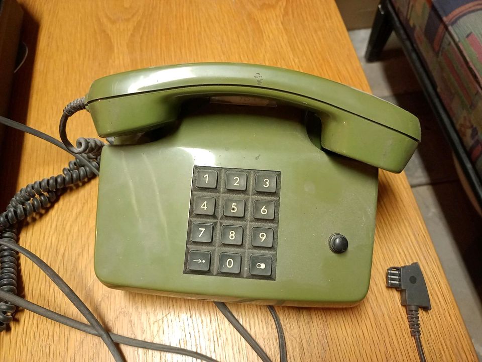 Altes grünes analoges Tasten Telefon in Berlin