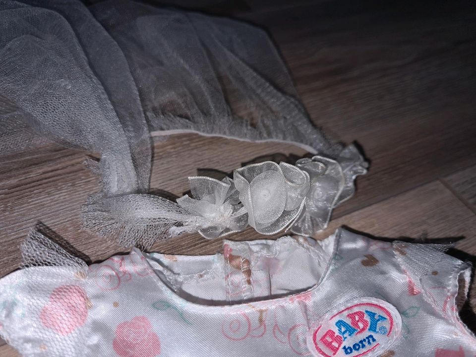 Baby Born Hochzeitskleid mit Schleier und Schuhen in Altenbeken