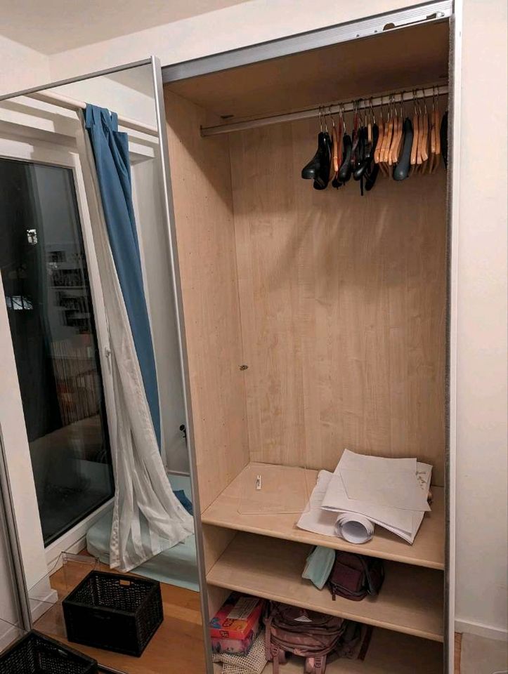 Großer Kleiderschrank mit 2 Spiegeltüren, 180cm breit, hochwertig in  Schleswig-Holstein - Ahrensburg | eBay Kleinanzeigen ist jetzt Kleinanzeigen