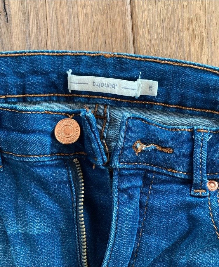 Jeanshose mit rotem Streifen, B Young 28 S XS Blau, Damen Mädchen in Steißlingen