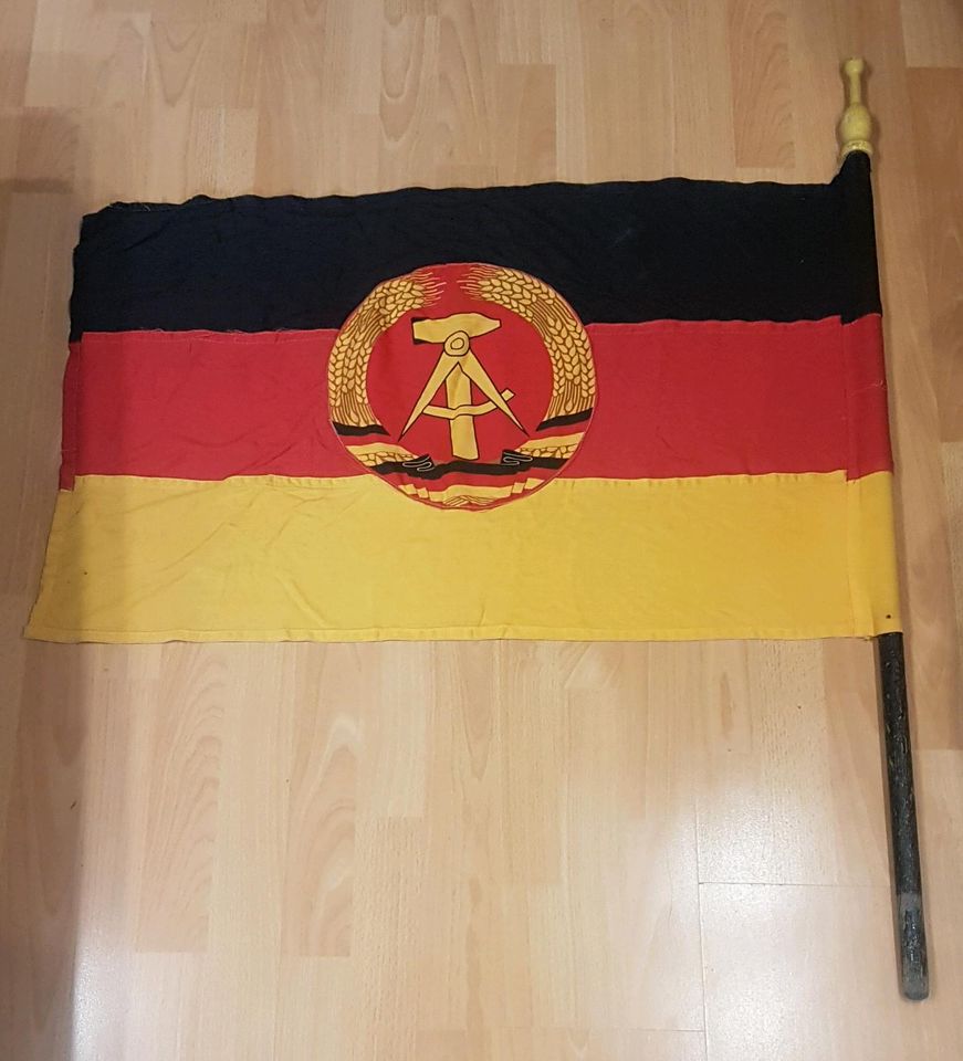 Fahne DDR mit Stange in Rostock