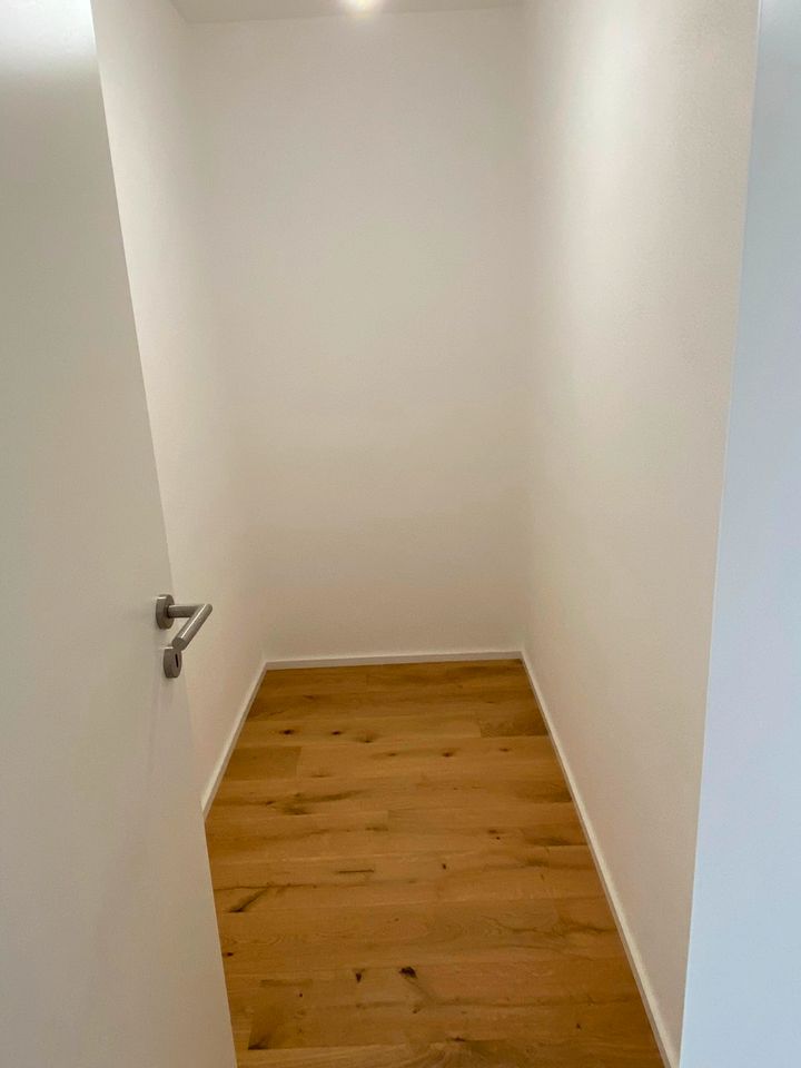 Neubau 3-Zimmer-ETW mit Sonnenbalkon in 3 Fam.-Haus im Grünen und doch zentral mit Luft-Wasser-Wärmepumpe und Photovoltaikanlage zur Stromerzeugung in München