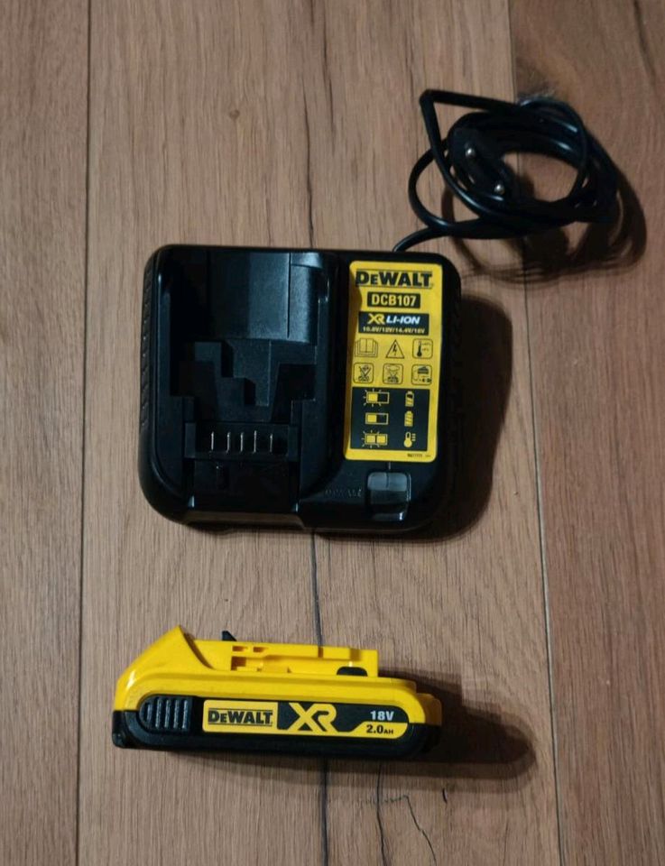 Akku XR 18 V mit Ladegerät von DEWALT in Borgsdorf