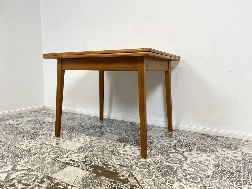 WMK Sehr schöner, gut erhaltener und besonders praktischer Mid-Century Esstisch mit aufklappbarer Tischplatte # Tisch Küchentisch Ausziehtisch Holztisch Dining Table Spieletisch 50er 60er Vintage in Berlin