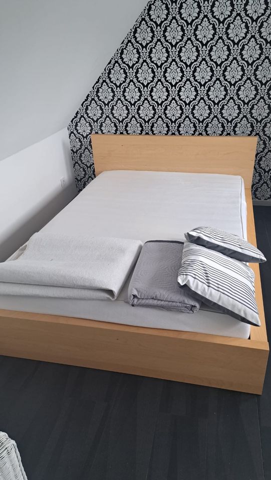 Großes Ikea-Bett mit fast neuer Matratze, Tagesdecke und Kissen in Grevenbroich