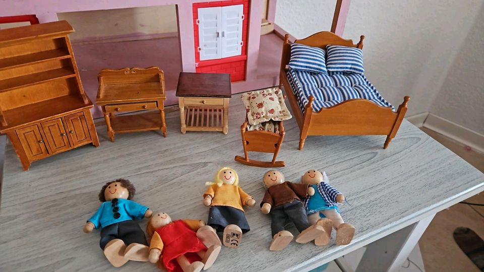 Puppenhaus mit Zubehör in Euskirchen