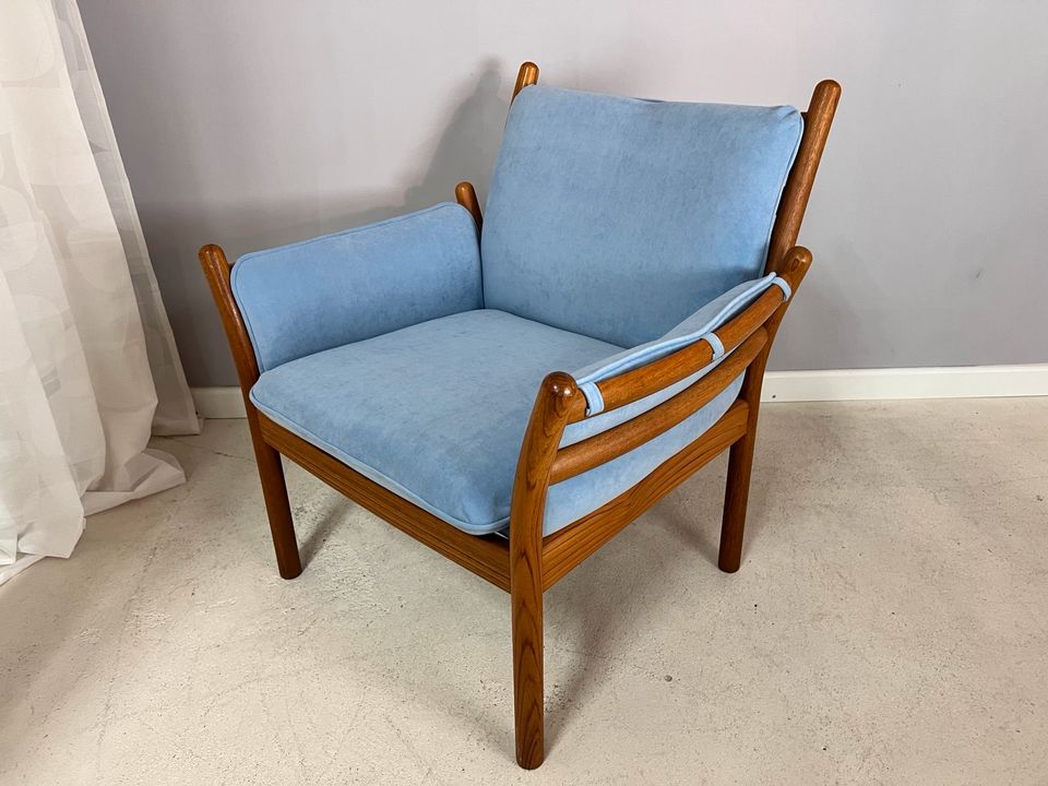 Teak Vollholz Sessel mit Armlehnen Illum Wikkelso Designersessel Holzsessel Polster hellblau babyblau Mid Century Design Dänemark Vintage 60er Jahre in Berlin