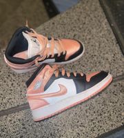 Nike Air Jordan 1 mid Rosa/Schwarz/weiß 37,5 Baden-Württemberg - Magstadt Vorschau