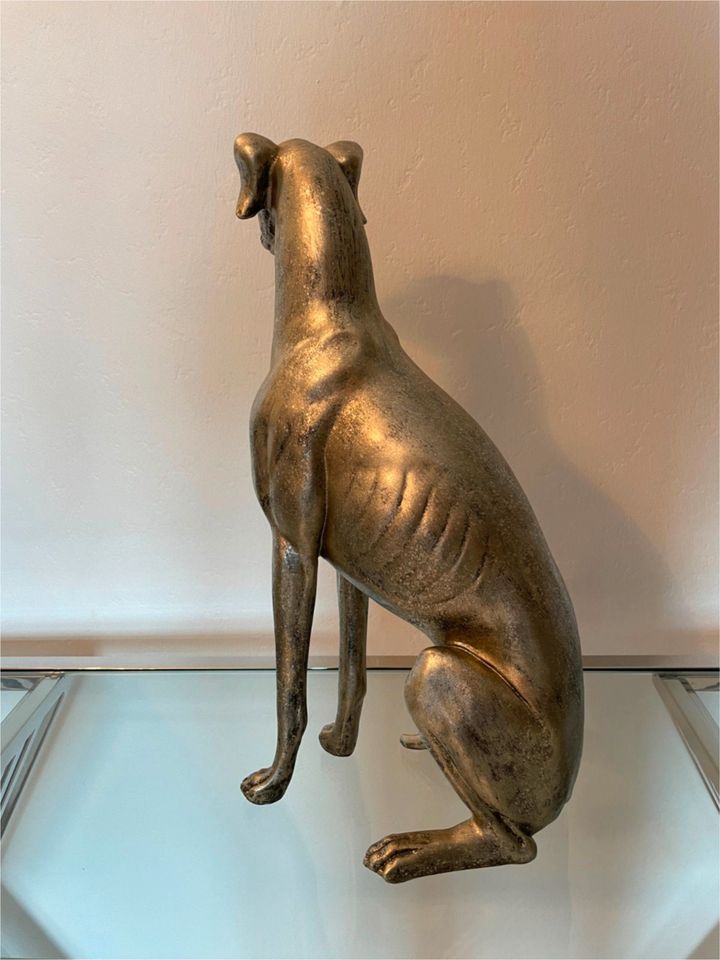 Deko Windhund Frei sitzend Skulptur Hundefigur Höhe 54 cm in Waldbreitbach