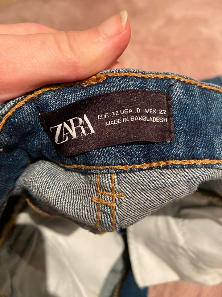 Zara enge Jeans mit kleinen Löchern, high waist in Borken