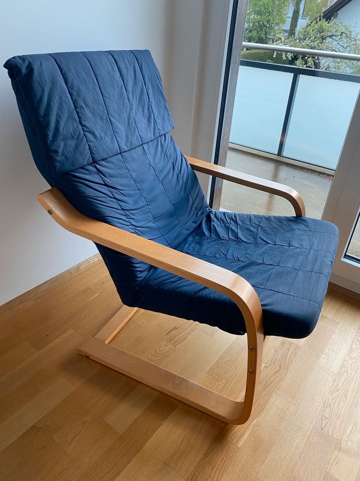 Blauer Wipp-Sessel in München