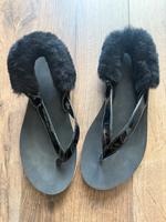 UGG LaaLaa Zehentrenner schwarz mit Fell Baden-Württemberg - Wolpertswende Vorschau