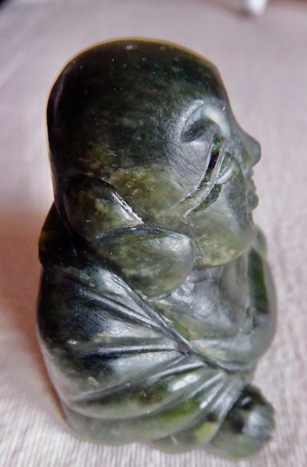 Budda geschnitzt Jade grün marmoriert ca: 5x6x4cm in Erding