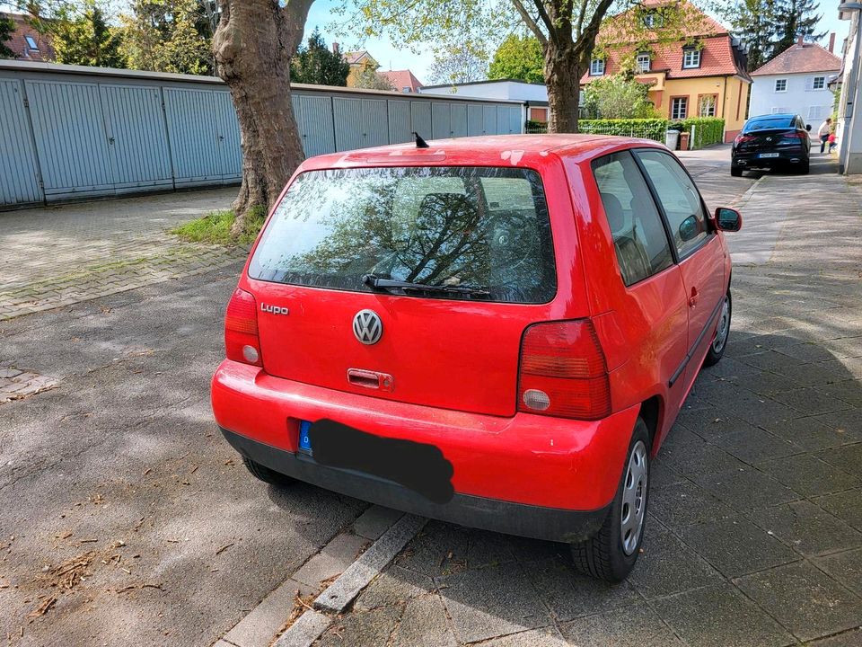 Roter VW Lupo in Mannheim