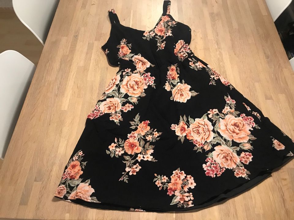 Kleid Olny schwarz mit Blumen 36 in Stuttgart