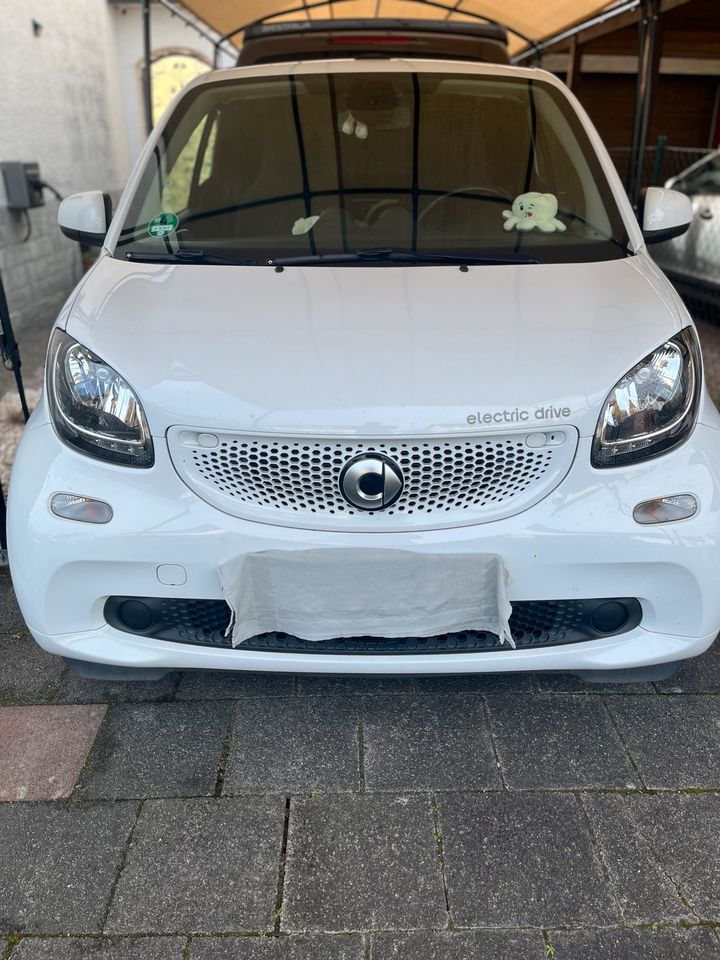 Smart EQ Electric Drive Cabrio in weiß in Rodgau