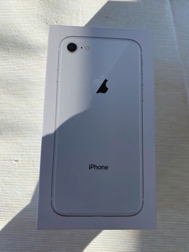 IPhone 8, 64 GB, weiß, gebraucht in Langenmosen