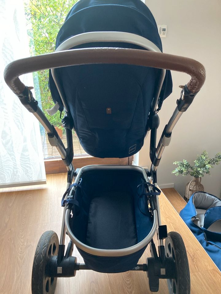 Joolz Geo 2 Kinderwagen Babywanne Sportsitz und viel Zubehör blau in Frankfurt am Main