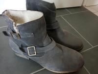 Boots Stiefeletten grau Fell neuwertig 40 Wildleder ähnl. Tamaris Thüringen - Hermsdorf Vorschau