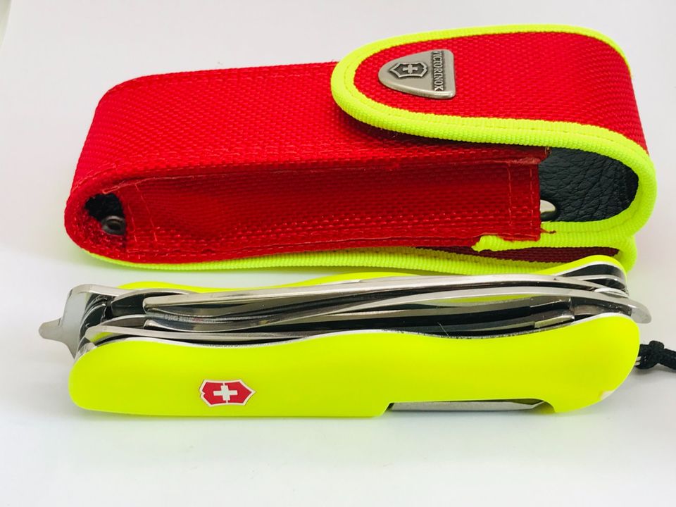 Victorinox  Rescue Tool Glow in the dark 2 hand Special LOGO + /w in Zittau