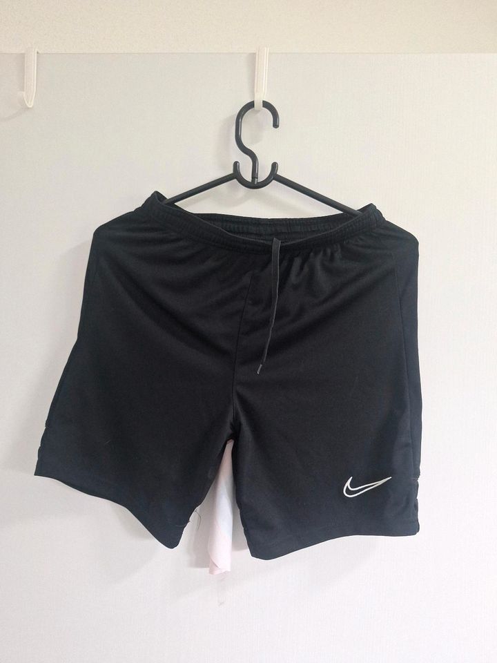 Nike Sport Trikot Hose 147-158 in Wohratal