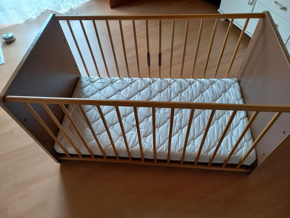 Babybett Kinderbett mit neuer Matratze 123x96x69 cm dreimal höhen in Landsberg (Lech)