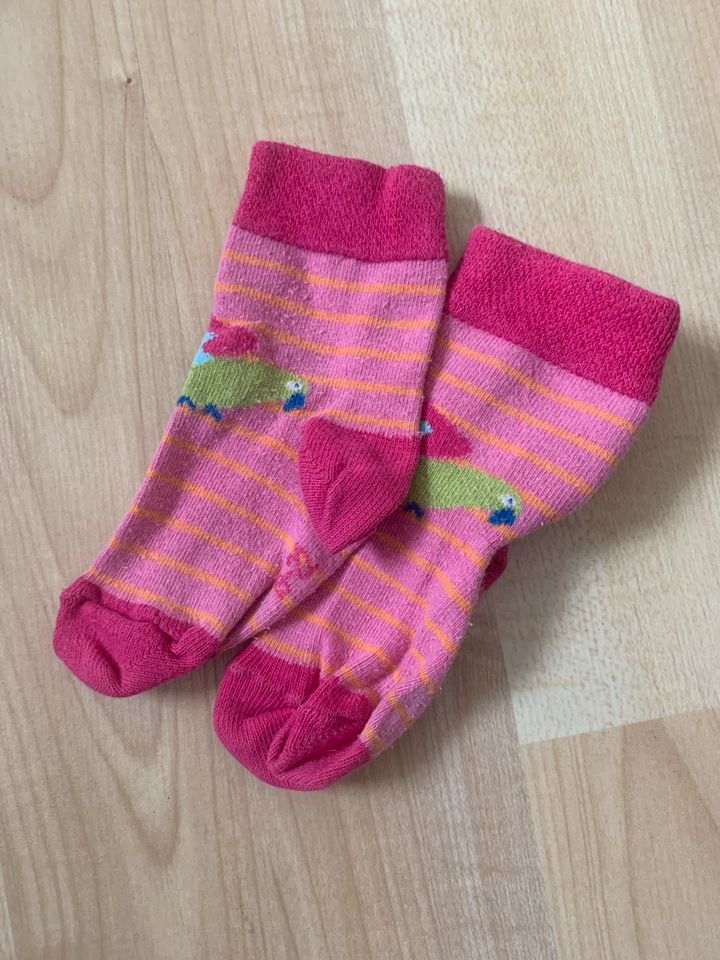 Mädchen-Set, 56/62/68, Strampler, Schlafanzug/Einteiler, Socken in Leverkusen