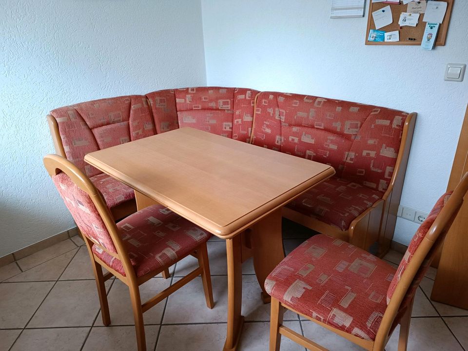 Eckbank mit Tisch und zwei Stühlen in Niesky