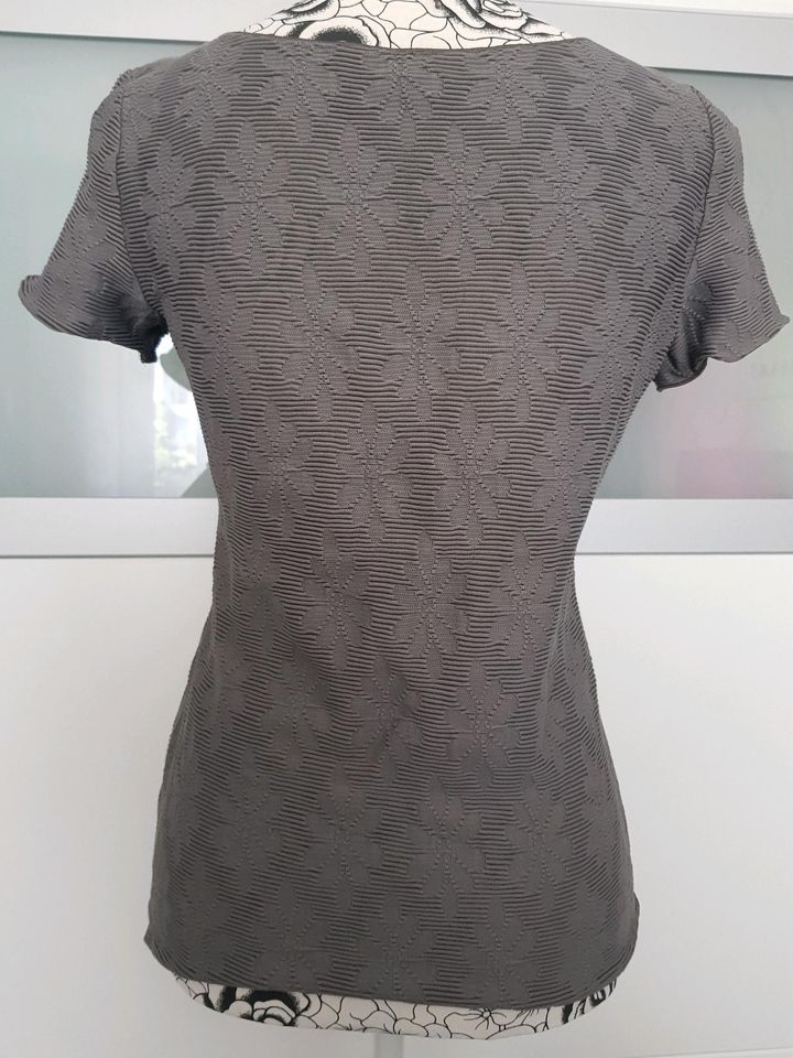 Schlammfarbiges Armani-Shirt mit Strukturmuster von Armani in Glashütten