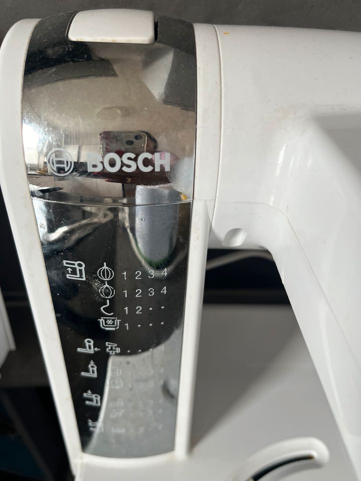 Bosch Küchenmaschine ohne Behälter aber Zubehör in Essen