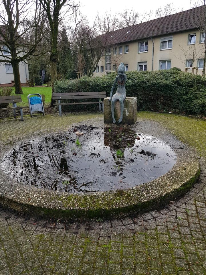 Fehlender Arm vom "Sitzenden Mädchen" in Gladbeck Rosenhügel ges in Bottrop