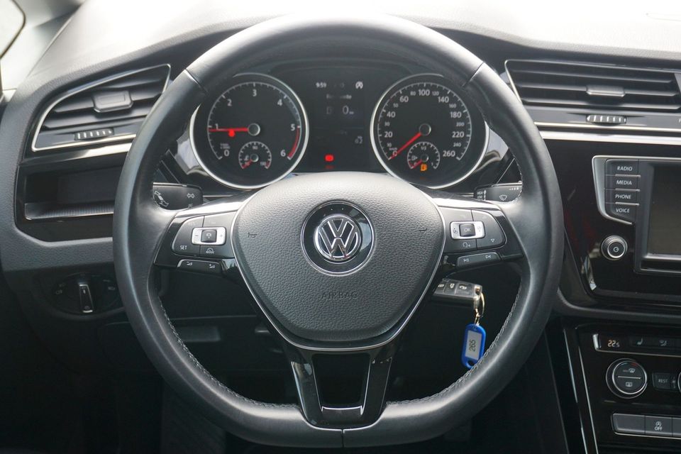 Volkswagen Touran 2.0 TDI Highline LED Navi ACC Sitzheizung in Bautzen