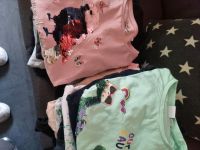 Mädchenpaket Shirts,  kurze Hose Nordrhein-Westfalen - Velbert Vorschau