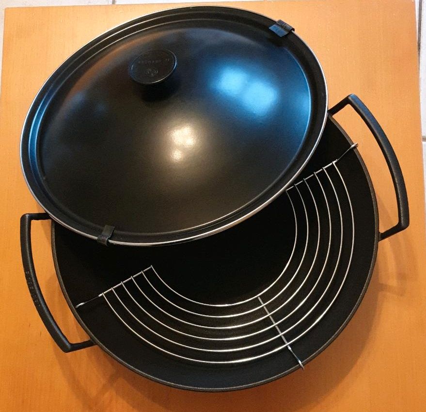 Le Creuset WOK aus Gusseisen mit Deckel in Freiburg im Breisgau