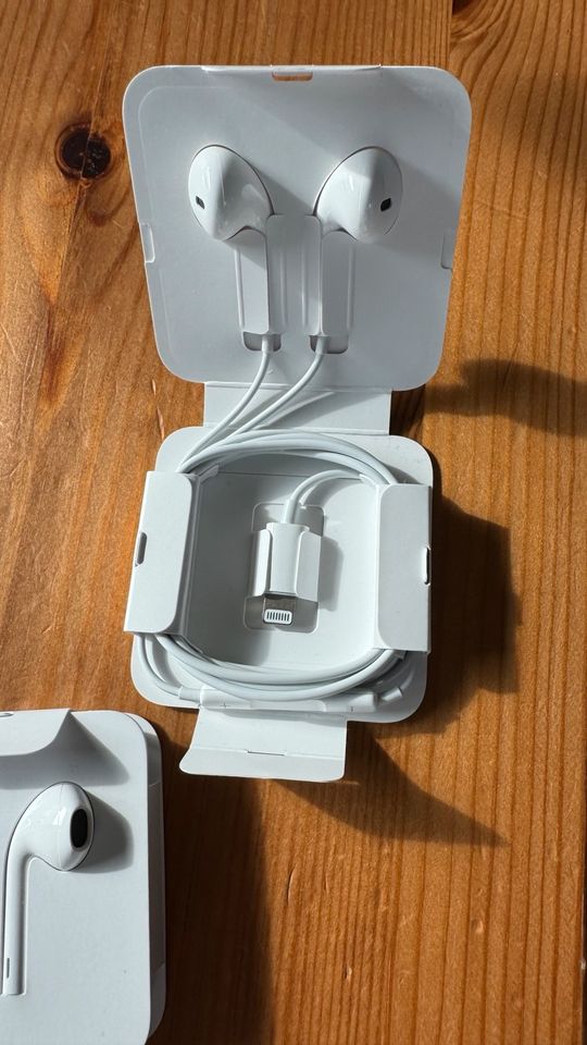 Apple Kopfhörer mit Lightning-Anschluss 2x vorhanden in Wettin-Löbejün