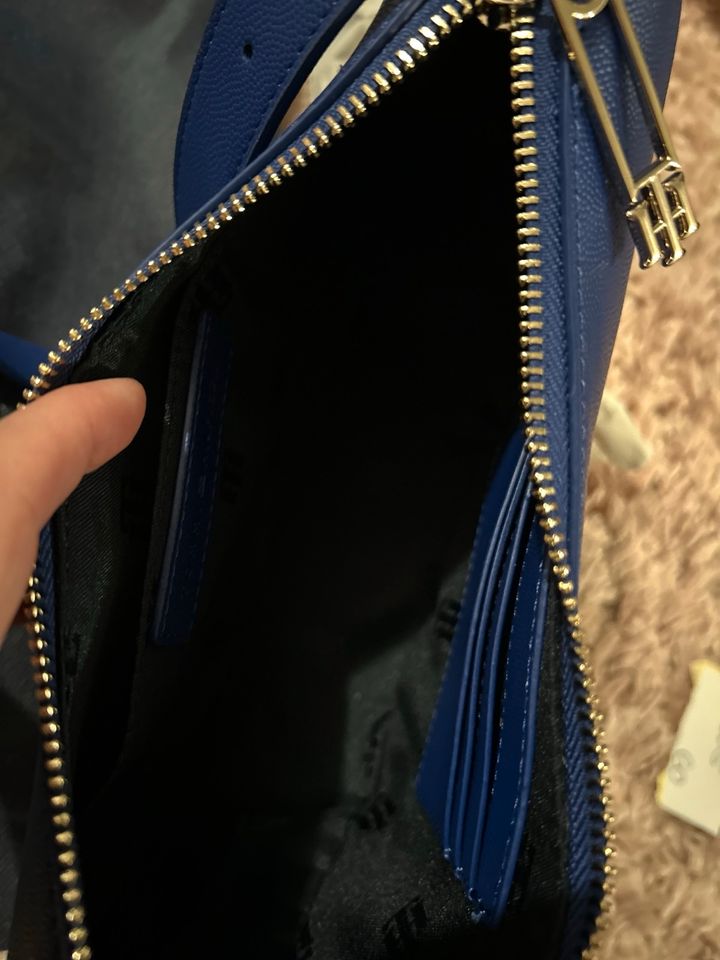 Neu Tommy Hilfiger Tasche blau Gold Halbmond in München