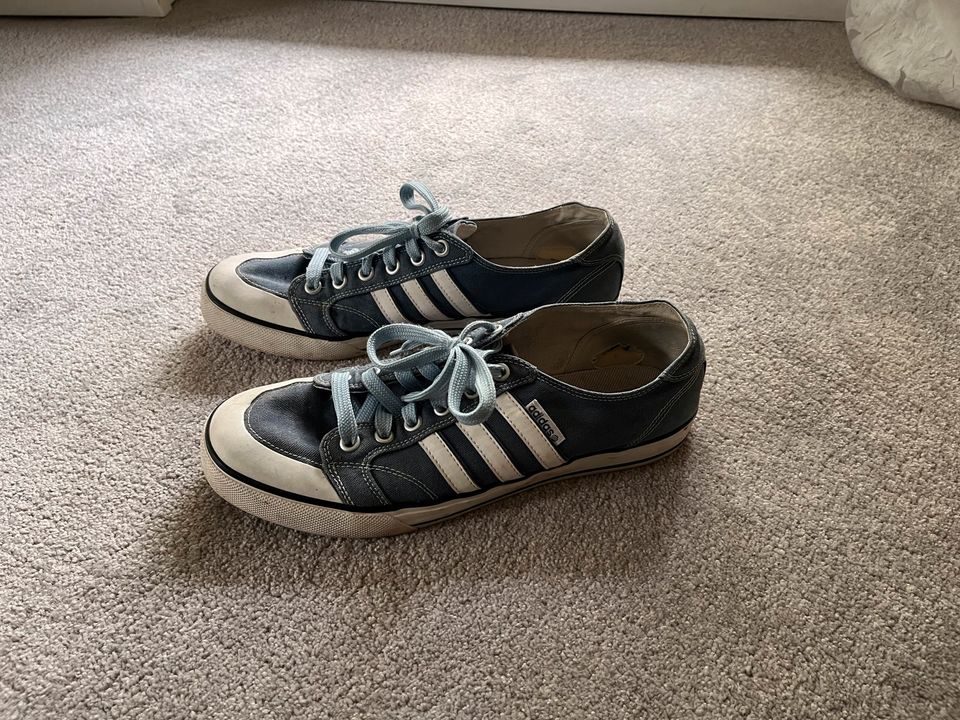 Adidas Canvas Blau/Weiß Gr. 46 in Langenhagen