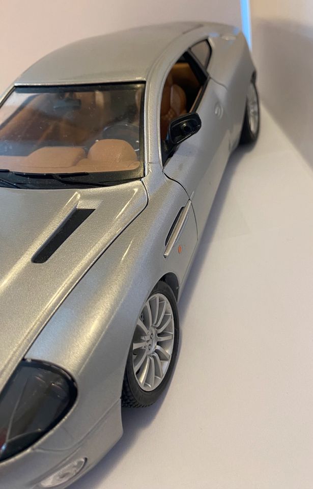 Bburago Modellauto Aston Martin Vanquish 1:18 in Rodgau