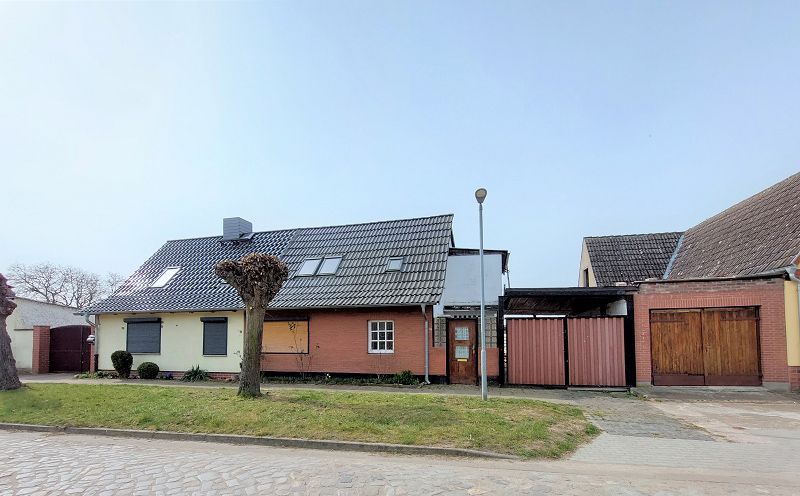 Stark Sanierungsbedürftiges Einfamilienhaus mit Garage in Osterburg (Handwerkerobjekt) in Osterburg