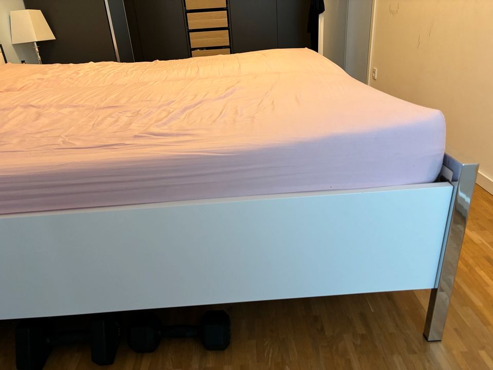 Doppel Bett 180 x 200 cm weiß chrom in Düsseldorf