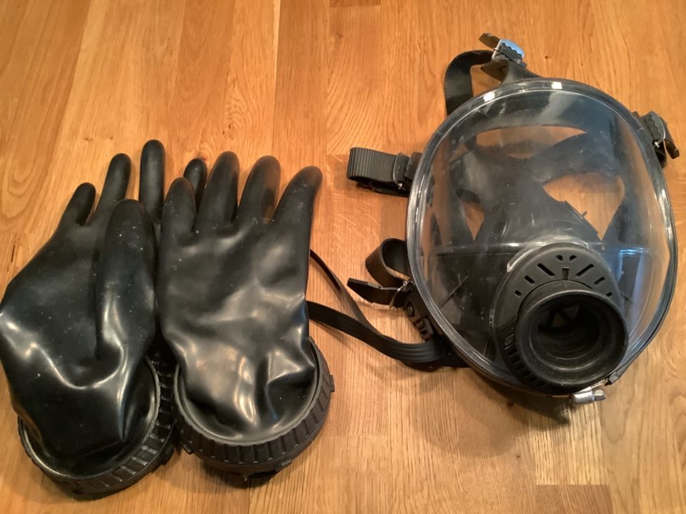 Gasmaske und Schutzhandschuhe in Pforzheim