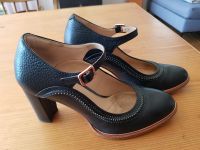 Clarks Pumps schwarz rotgold  Gr. 37 sehr guter Zustand Baden-Württemberg - Ihringen Vorschau