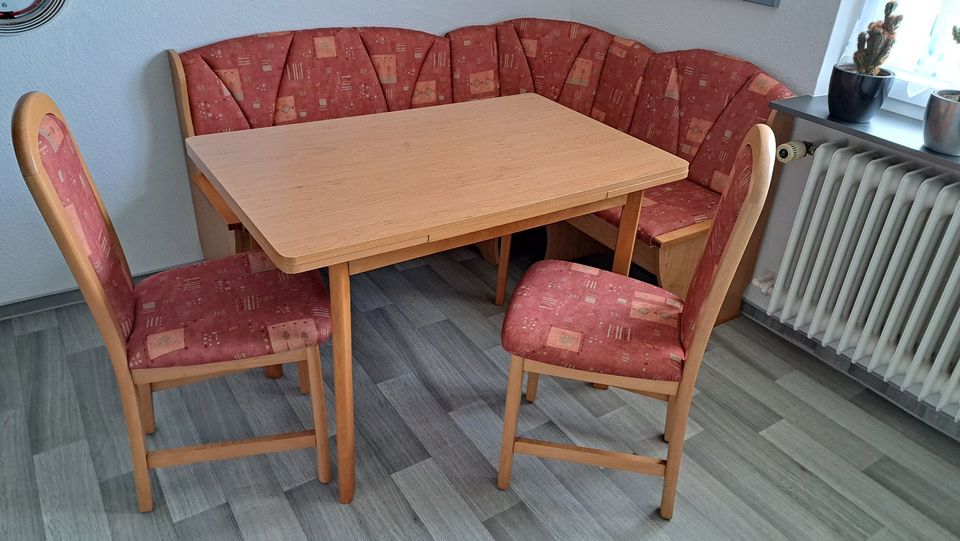 Eckbank mit Tisch und zwei Stühlen in Twistetal