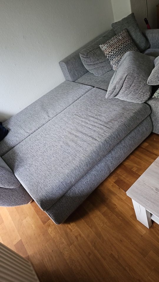 Sofa in Grau mit Schlaffunktion in Hannover