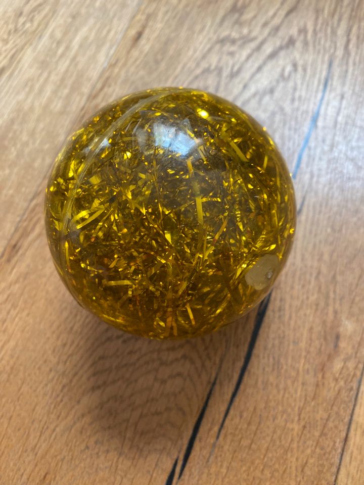Große goldene Kugel / Spielzeug Ball Glitzer in München