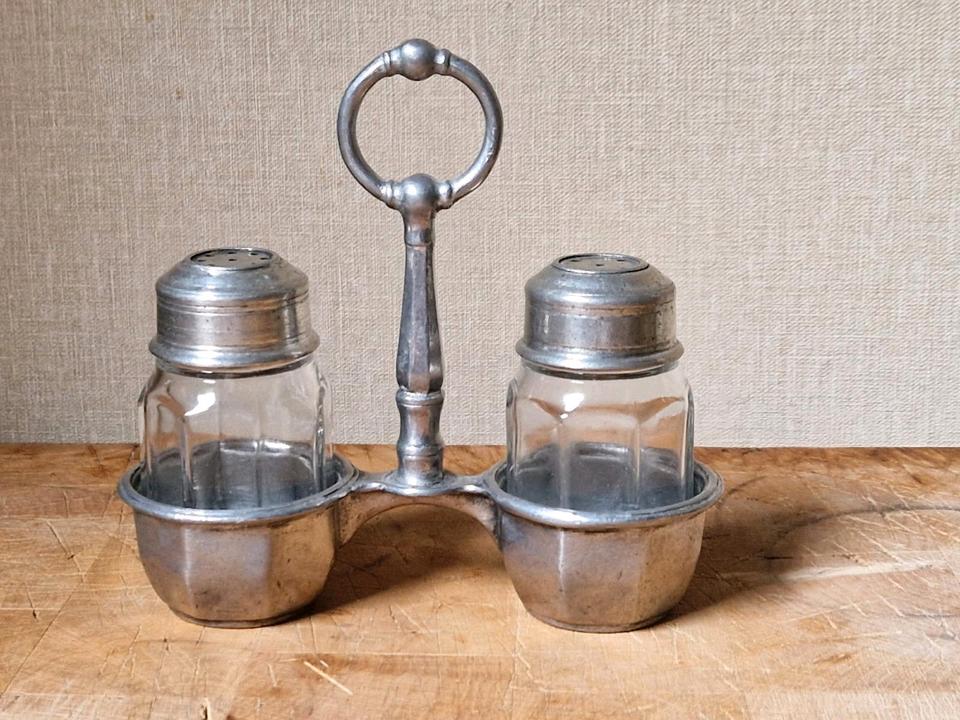 Salz und Pfefferstreuer aus Zinn mit Glasbehälter Gestempelt in Marl